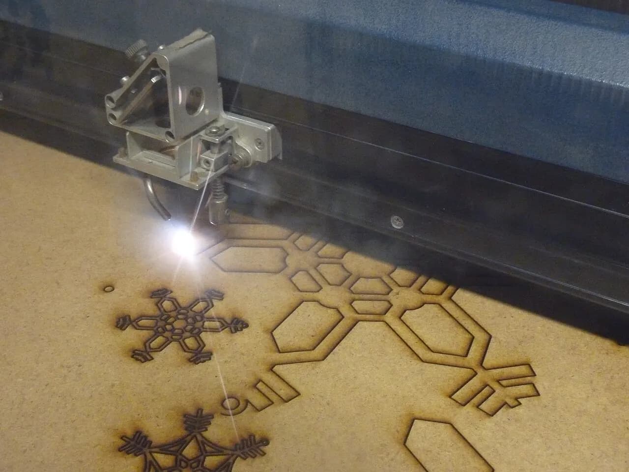 مقایسه برش لیزر و CNC ام دی اف