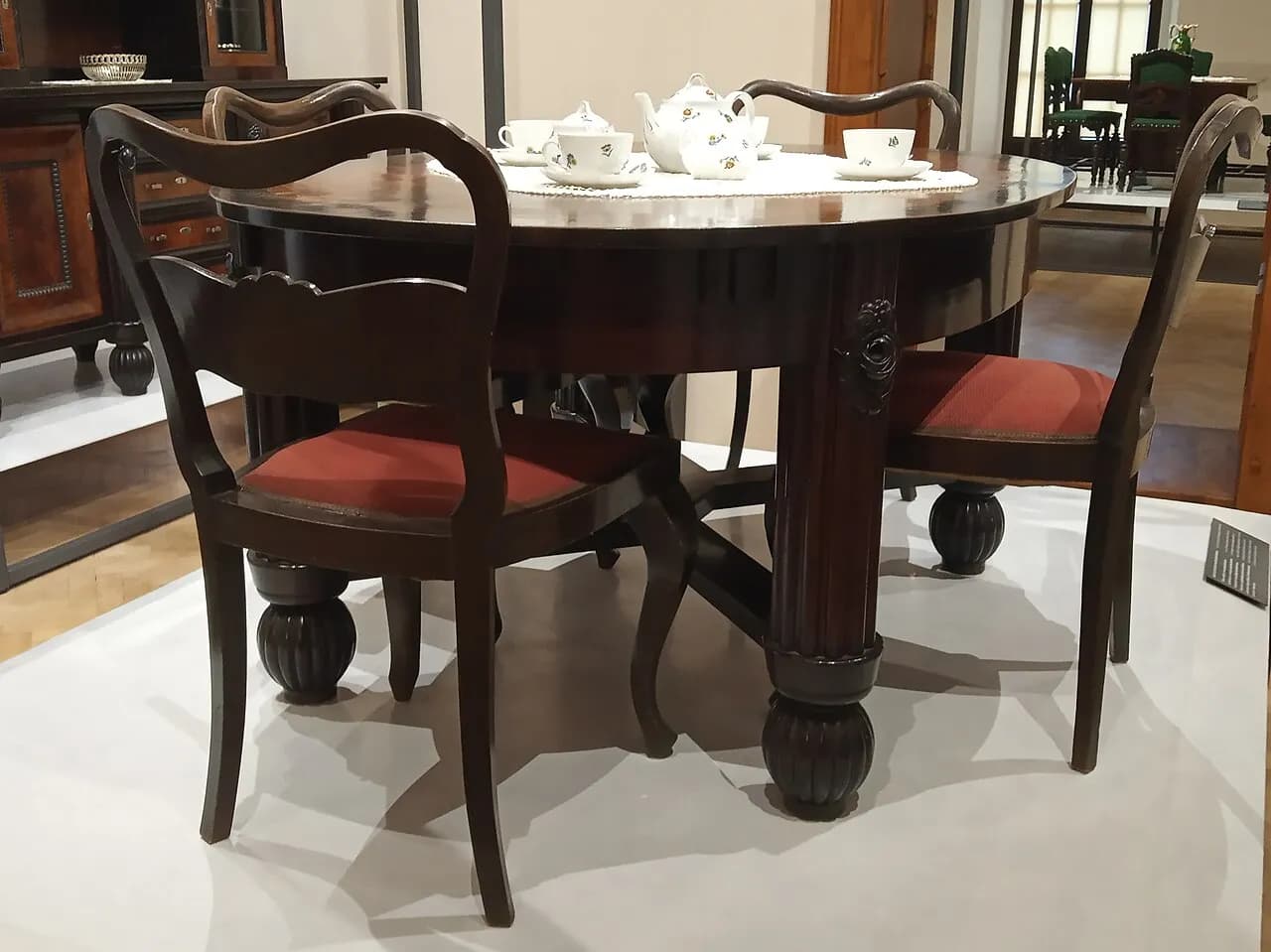 میز ناهارخوری چوبی
