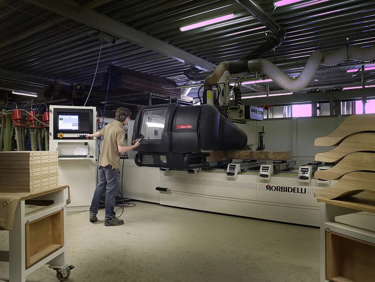 دستگاه CNC در کارگاه مبلمان
