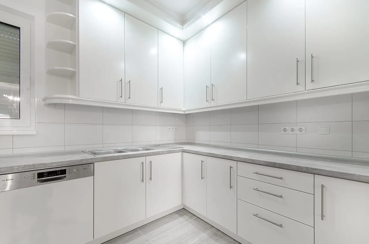 آشپزخانه مدرن با کابینت سفید