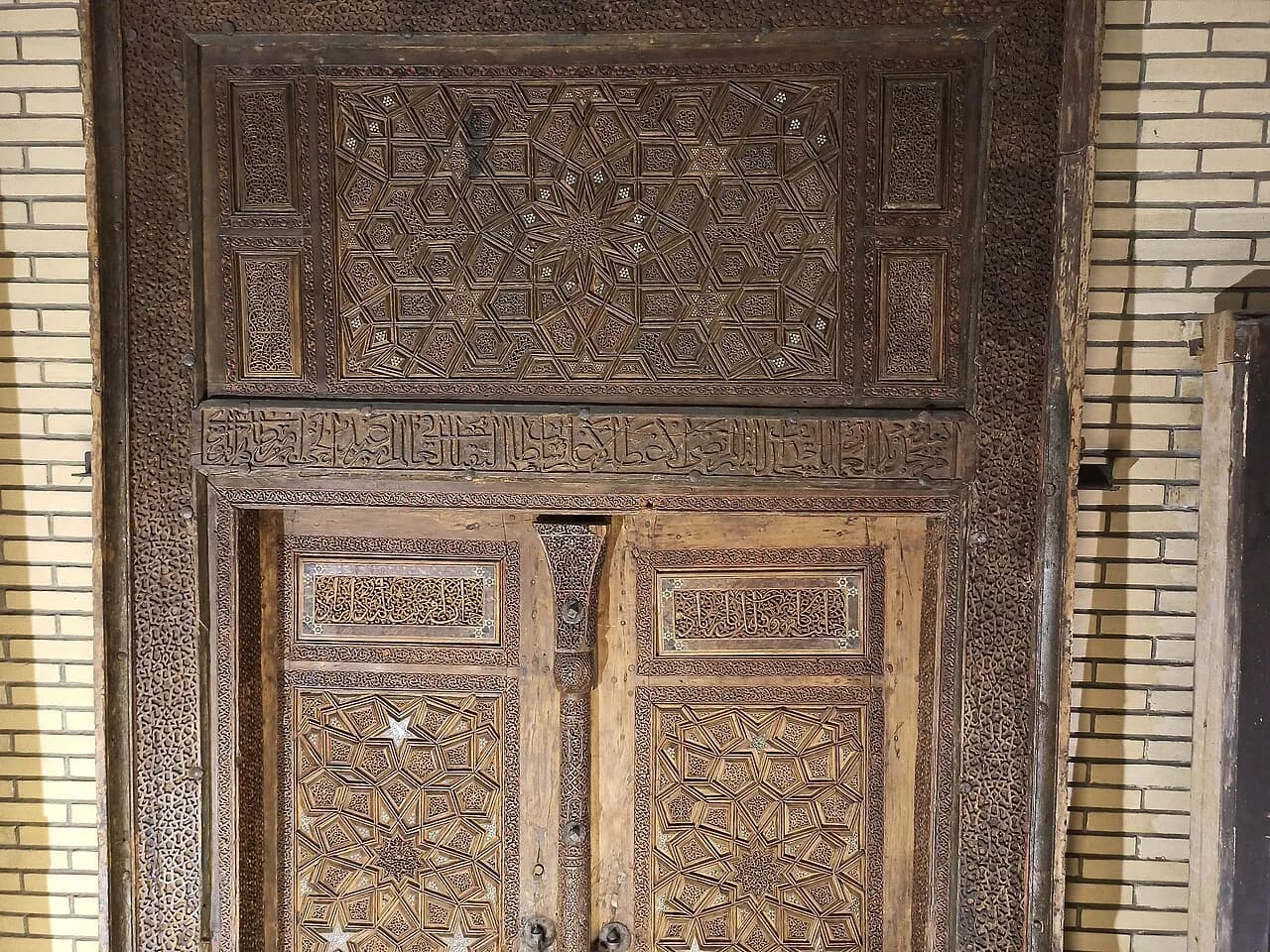 در چوبی منبت‌کاری‌شده قدیمی
